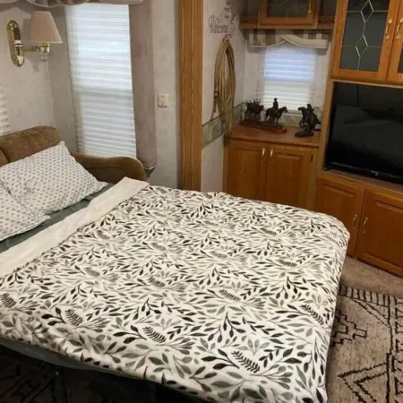 5th Wheel Camper with plenty of outdoor space