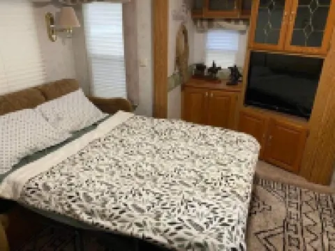 5th Wheel Camper with plenty of outdoor space