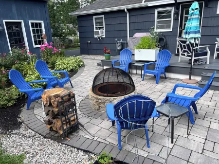 Midcentury Modern 2 Bedroom Village Oasis Отели рядом с достопримечательностью «Ae Home»