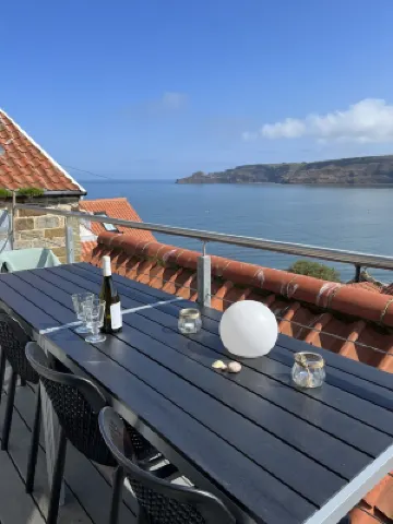 Top Gallant Holiday Cottage Runswick Bay with great beach and sea views