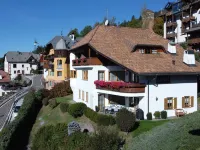 Comfortable attic room with panoramic view & balcony - free Wi-Fi Hotel a Ortisei