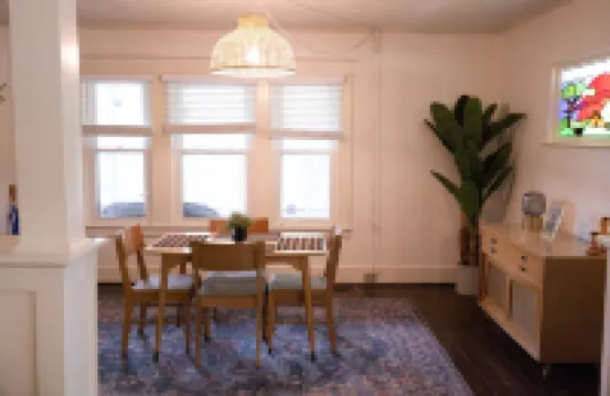 2-bedroom vacation home just 17 minutes drive to Ford Field 羅亞爾奧克酒店