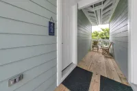 NEW The Beach Cottage! Walk to Alys & Rosemary Pool and Beach.  2 bikes included