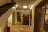 Cozy, rustic and top renovated monument farmhouse above cribs