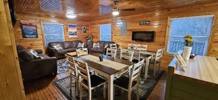 Smoky Mtn Hideaway - 7BR, Hot Tub +Movie Theatre + Darts+ Firepit+ Pets ok Отели рядом с достопримечательностью «Зоопарк Рейнфорест Адвенчерс»
