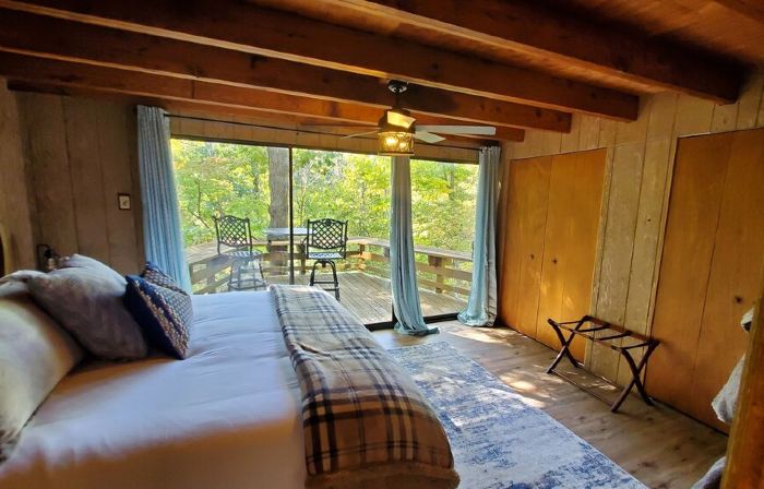 Innsbrook Falls Hideaway - Roomy lakefront Chalet w/ spacious deck & firepit