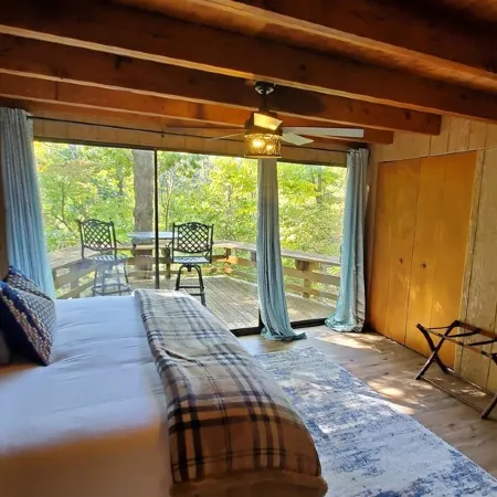 Innsbrook Falls Hideaway - Roomy lakefront Chalet w/ spacious deck & firepit