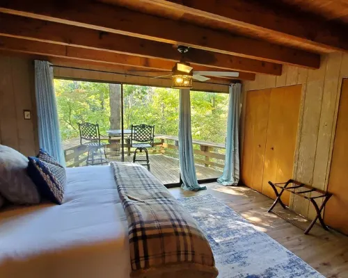 Innsbrook Falls Hideaway - Roomy lakefront Chalet w/ spacious deck & firepit Hotels in Innsbrook
