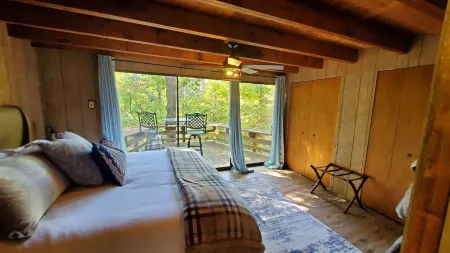 Innsbrook Falls Hideaway - Roomy lakefront Chalet w/ spacious deck & firepit