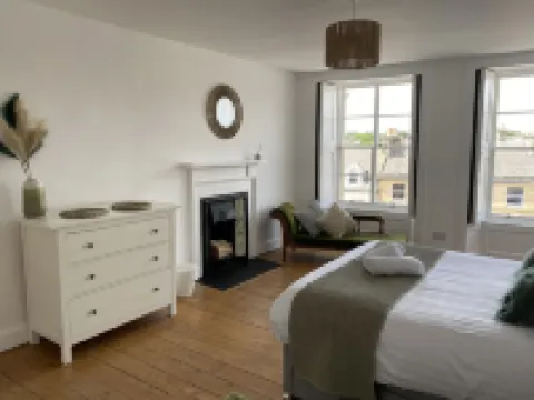 Newly renovated 3-bedroom townhouse in Cupar town centre Hoteles en Cupar