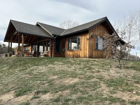 Luxury Ranch getaway with spa, pool, gym & sauna