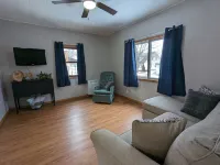 Cozy Oak Street Cottage