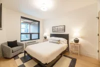 Steps to lift.New Construction 2 bd/2 bath in the heart of Schweitzer Village.  호텔