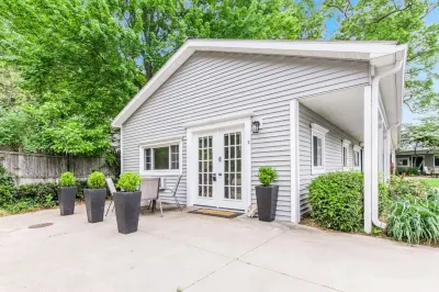 Little Bell's Bungalow / Walkable to Saugatuck and Douglas / Updated Pink Patio附近的飯店