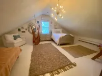 Cutchogue Farmhouse Estate with hot tub and gardens, walk to beach & vineyards