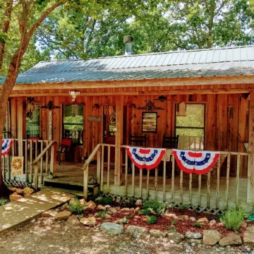 Stunning  Cabin. On a Mountain Ridge! Perfect vacation getaway for all ages!