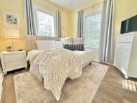 1930's Bungalow "Imperfect Perfection" Pool, Hottub, Kayaks, Firepit, & More!