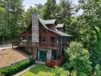 Secluded Mountain-Top Cabin with Stunning Sunset Views, Hot Tub and Fireplace