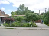 Modern Two Bedroom House Six Blocks from Main Street Sheridan King & Queen Beds