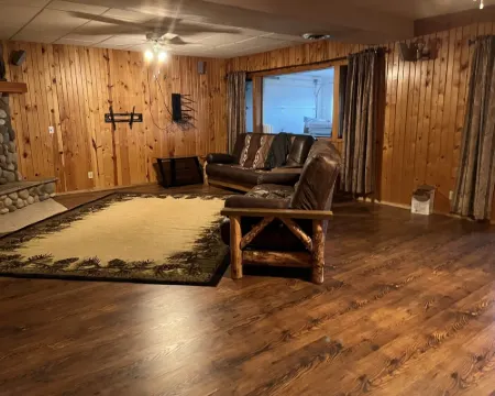 Cozy 3 story Log Cabin with space for the entire family and an amazing view โรงแรมในJackson County