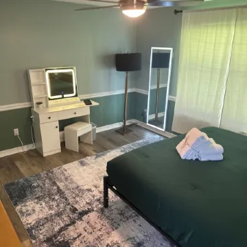 Charming 3-bedroom house with WiFi and AC a short drive from the beach!