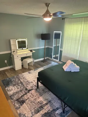 Charming 3-bedroom house with WiFi and AC a short drive from the beach!