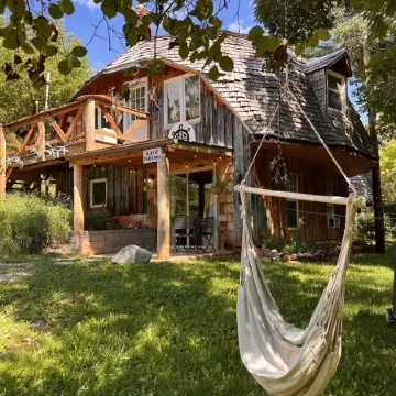 Cozy Black Hills retreat: Nature and adventure await.