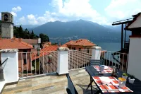 LaCasetta _ Como Lakeview Terrace renovated apt.