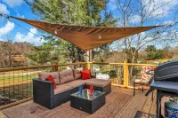 The Honeybee Cottage: Conveniently located close to Asheville