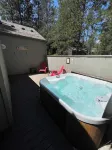 Charming and fully remodeled 2024 3-bedroom house with WiFi and AC in Sunriver