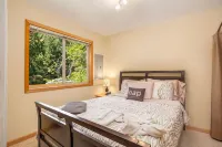 Mt Baker "Eh" Frame! 6 Person Hot Tub! 3Bd2BTH! Wifi! King Bed! EV Charger!