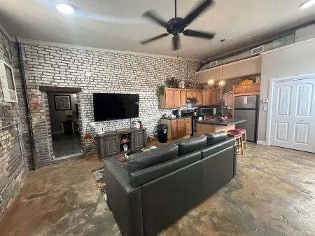 The Nest at Main Street Suites: Unique Apt in historic downtown Van Buren, AR