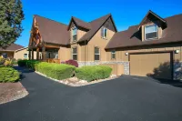 Spacious & Rustic Lodge Cabin. 4 Bedroom Kid & Pet Friendly w/ Private Hot Tub!