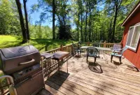 Lucky Bear Lodge. Secluded Cabin in the Woods, Beach Access. Pet Friendly