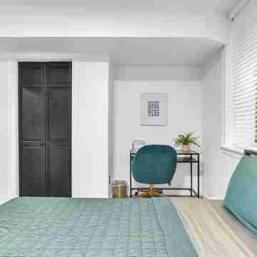 The Smith Victorian 2BR Brownstone Apartment Rooms