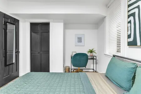 The Smith Victorian 2BR Brownstone Apartment Отели в г. Спрингфилд