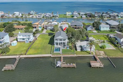 Charming 3-bedroom house in Rockport with WiFi, AC, O/DR Elevator, & Boat Lift!