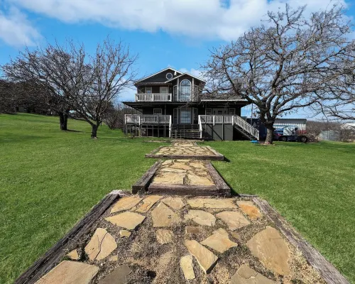Cozy 3-bedroom beach front cabin quiet, cozy, getaway. Hotels in Stephens County