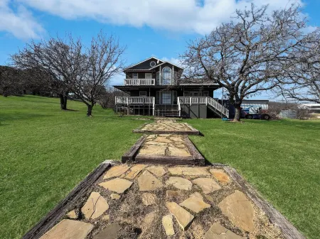 Cozy 3-bedroom beach front cabin quiet, cozy, getaway.