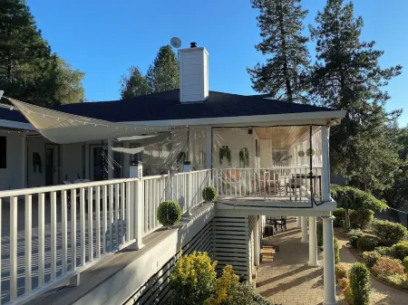 Tranquil & clean 5-acre getaway