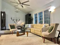 Modern 3-bedroom house in Wilmington with a HUGE yard and Bonus Sunroom - ジャグジー