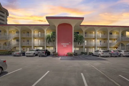 Gorgeous direct Intracoastal views in the heart of Pompano Beach Отели рядом с достопримечательностью «Laguna Bay Nursery Inc»