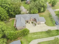 Relaxing Multi-family waterfront home with private dock on Lake Hartwell! Hotels near Woodburn Historic House