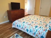 Pet Friendly Cottage-3 blocks from Beach New fenced yard.