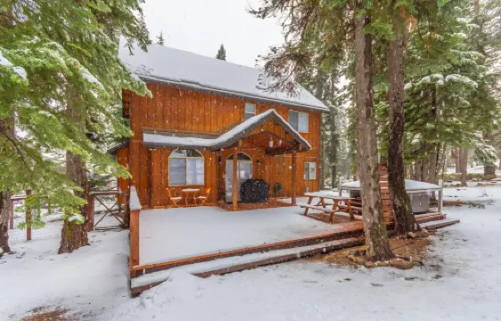Charming Dog-Friendly Lake Tahoe Cabin – Hot Tub, Pool Table & Walk to Beach