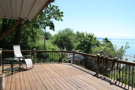 Waterfront Vashon Home with Amazing View
