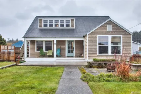 Adorable Cottage 1.5 blocks from the beach!