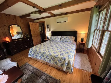 Private, Pet Friendly Lake... Perfect Location. Secluded, Yet 1 Mile to Main St