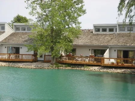 Peaceful 2Br, Condo on Pond - Overlooks 9th Hole at Sawmill Creek Golf Resort Отели в г. Гурон Тауншип