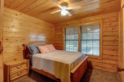 Spacious Log Cabin For Your Entire family!